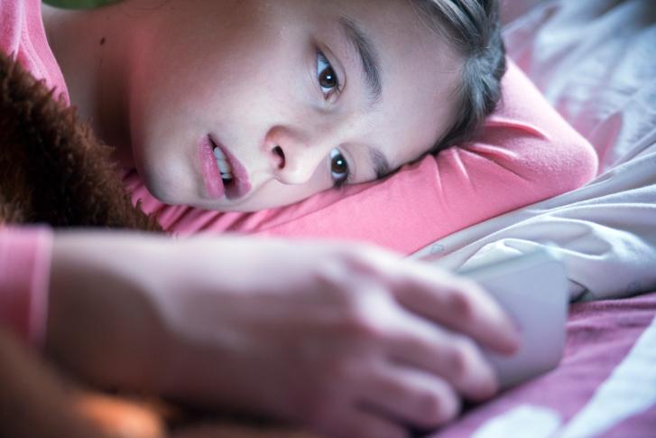 Rosszabbul teljesítenek az iskolában az éjszaka SMS-ező tinik