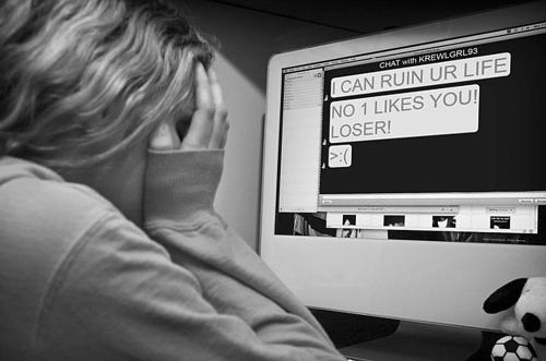Elektronikus zaklatás – Cyberbullying