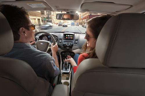 Az autó segít és figyel