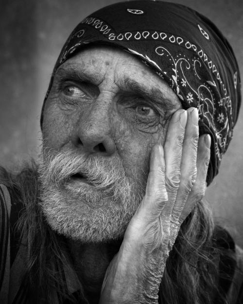 Elszenvedni az előítéletet