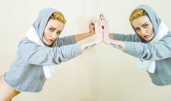 Önmagának lenni egyáltalán nem könnyű feladat a hamis szelffel élőnek