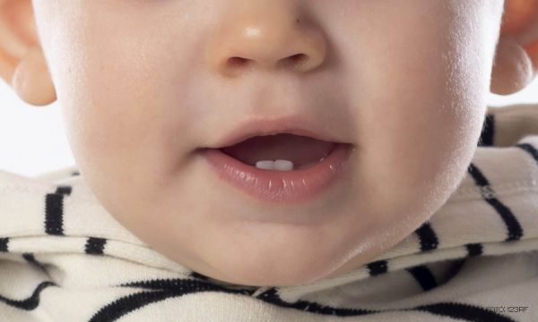 Az anyai stressz felgyorsítja a csecsemők fogzását